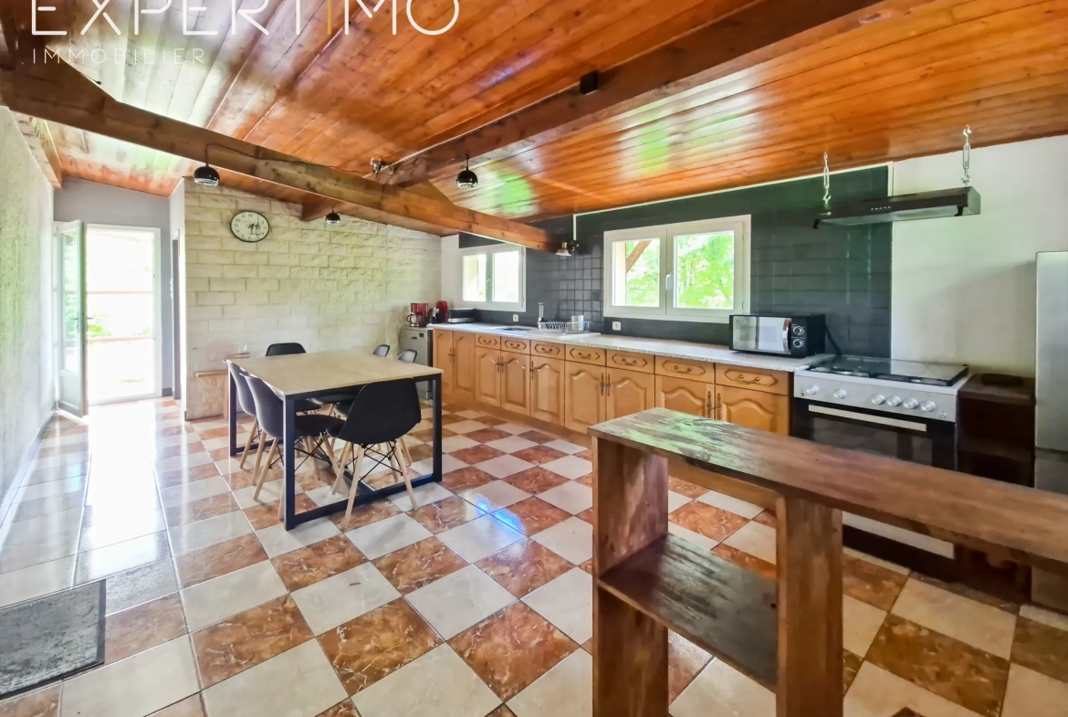 Belle maison récente avec terrain de 1 hectare et gîte à La Chapelle-Gonaguet 