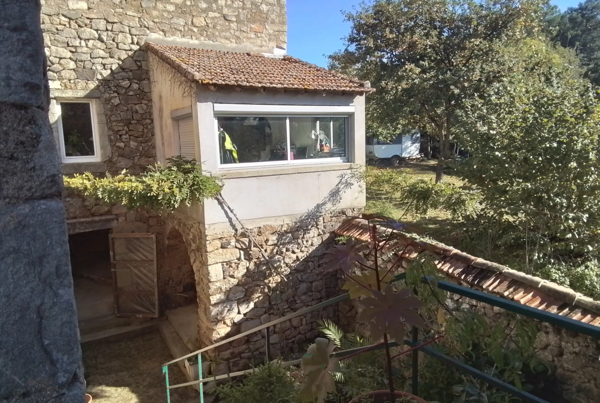 Maison typique ardéchoise avec vue panoramique à Rosières (07), rénovée et offrant un fort potentiel 
