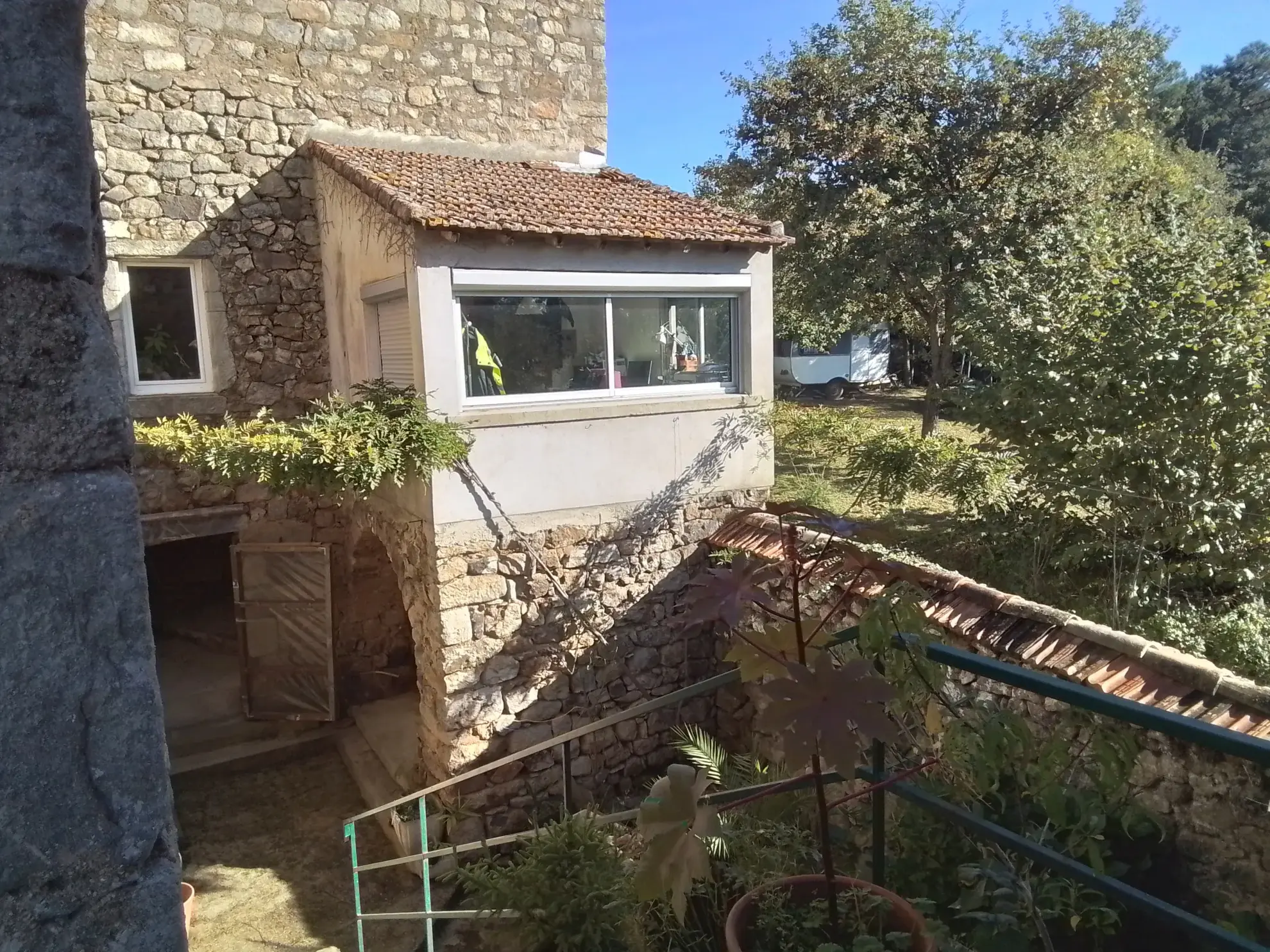 Maison typique ardéchoise avec vue panoramique à Rosières (07), rénovée et offrant un fort potentiel 