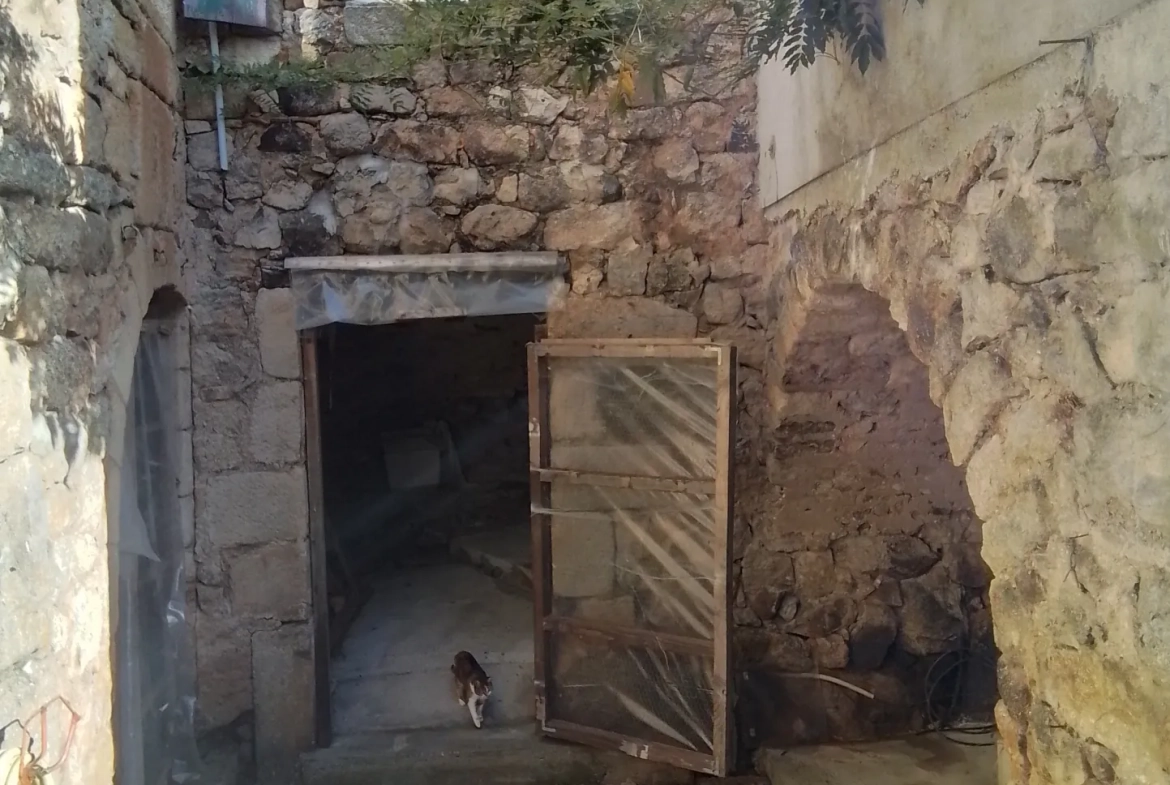 Maison typique ardéchoise avec vue panoramique à Rosières (07), rénovée et offrant un fort potentiel 