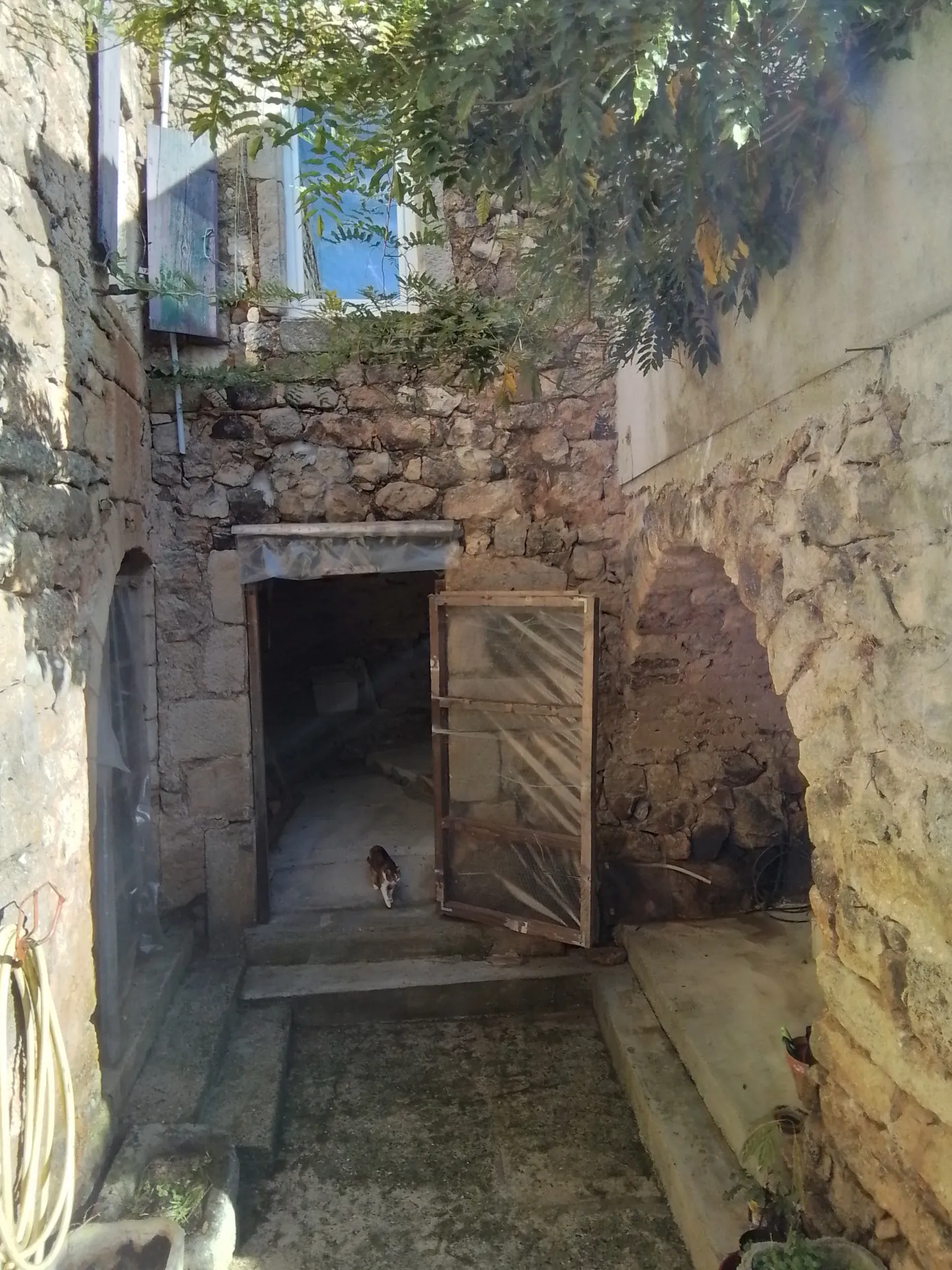 Maison typique ardéchoise avec vue panoramique à Rosières (07), rénovée et offrant un fort potentiel 