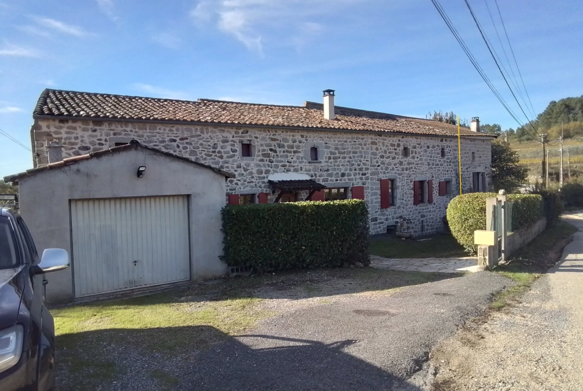 Maison typique ardéchoise avec vue panoramique à Rosières (07), rénovée et offrant un fort potentiel 