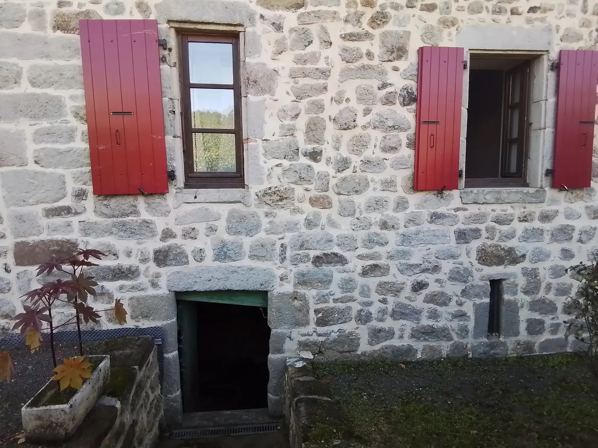 Maison typique ardéchoise avec vue panoramique à Rosières (07), rénovée et offrant un fort potentiel 