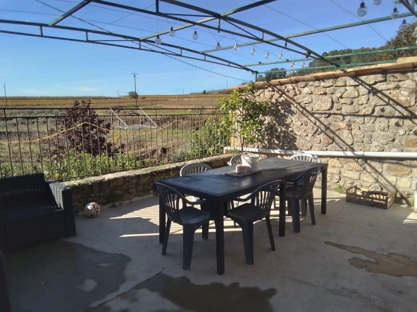 Maison typique ardéchoise avec vue panoramique à Rosières (07), rénovée et offrant un fort potentiel