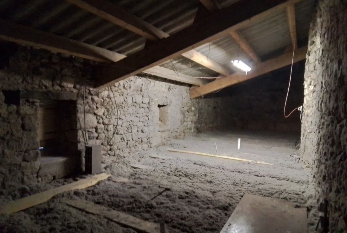 Maison typique ardéchoise avec vue panoramique à Rosières (07), rénovée et offrant un fort potentiel 