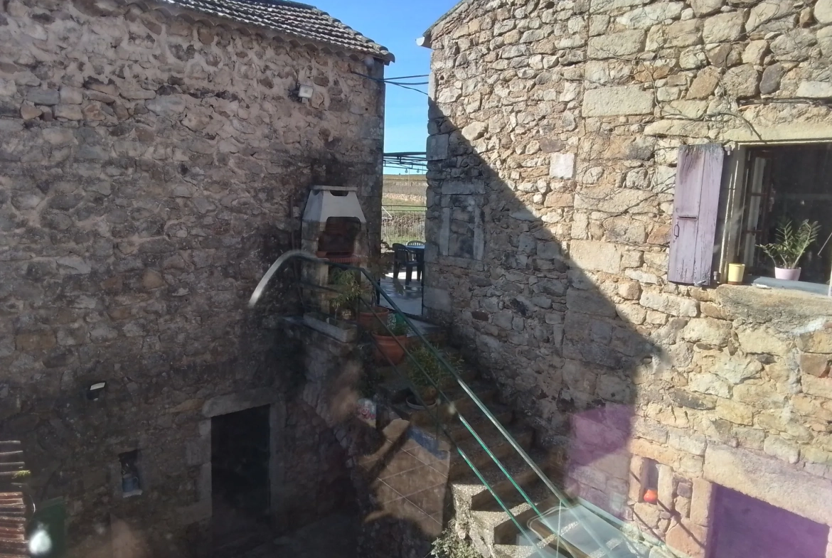 Maison typique ardéchoise avec vue panoramique à Rosières (07), rénovée et offrant un fort potentiel 