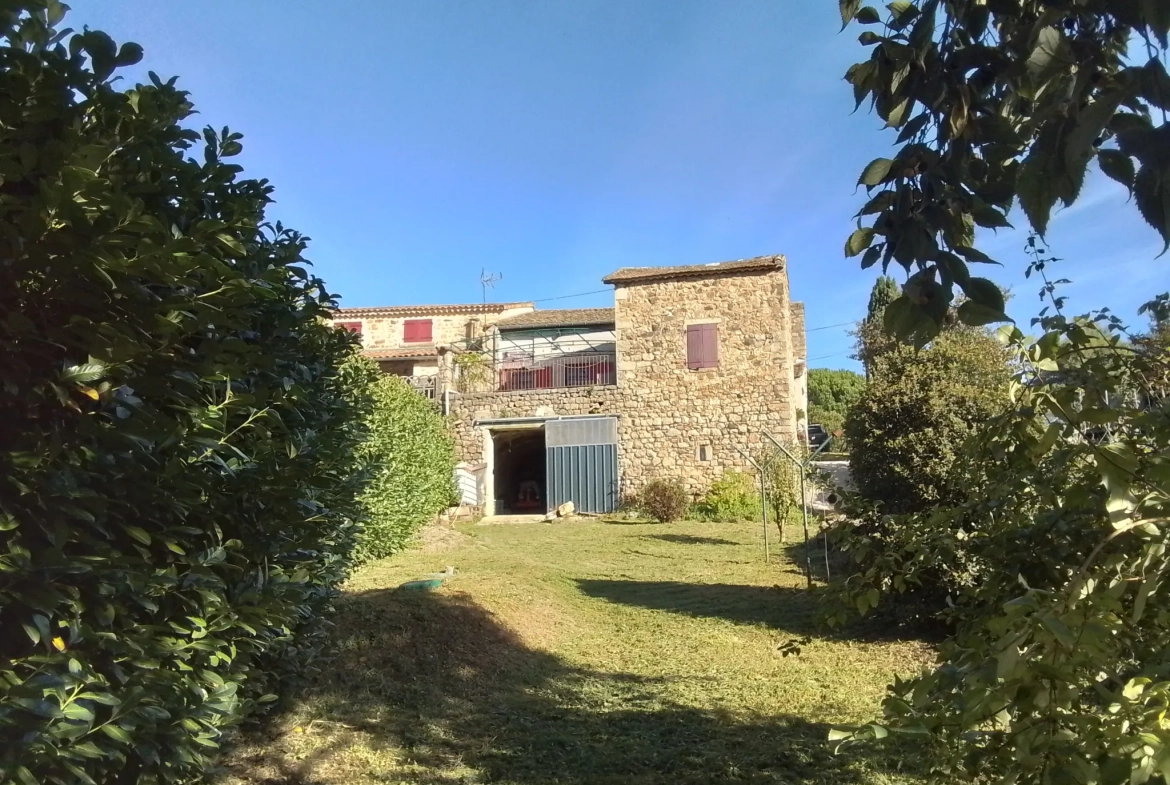 Maison typique ardéchoise avec vue panoramique à Rosières (07), rénovée et offrant un fort potentiel 