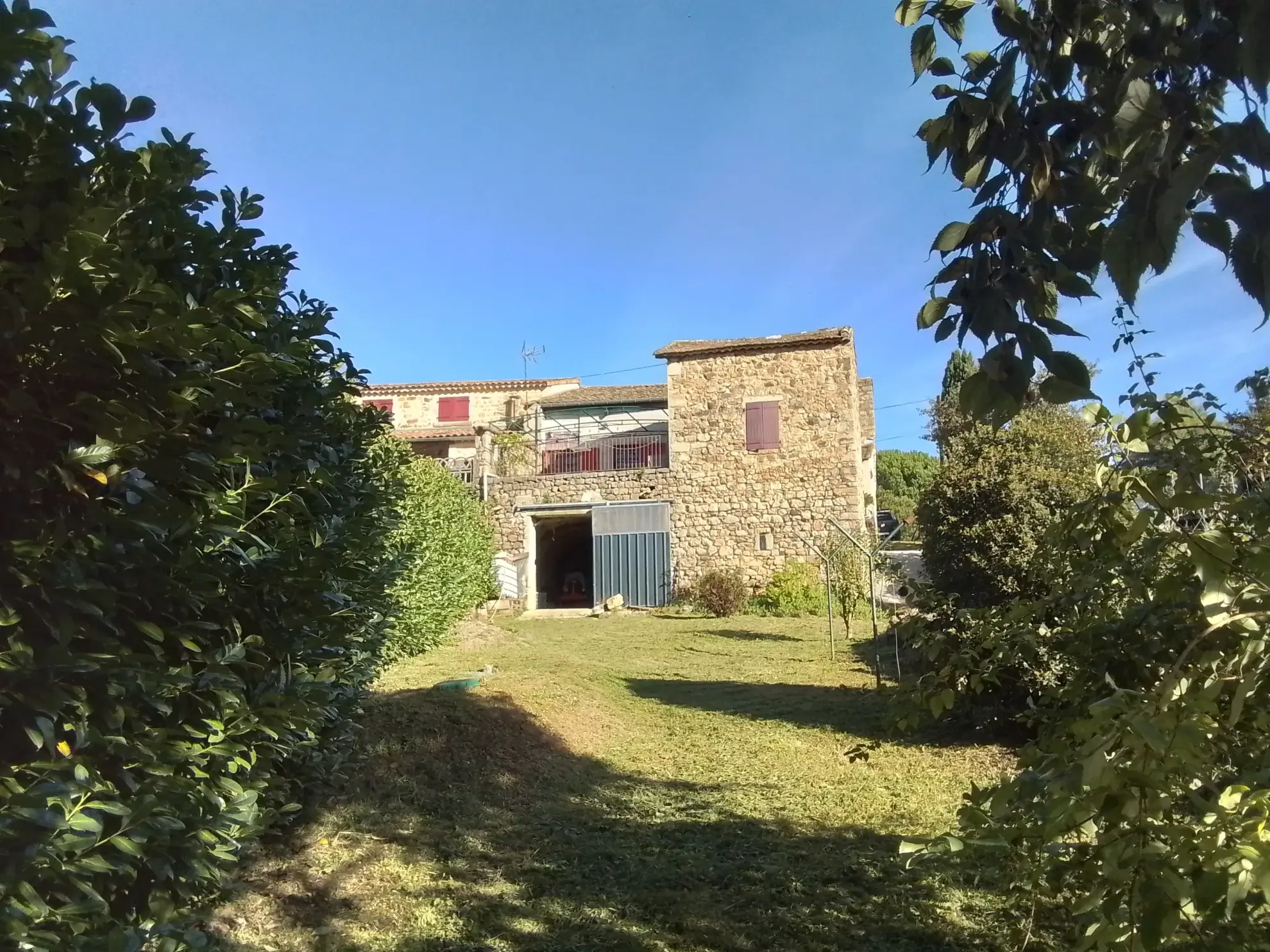 Maison typique ardéchoise avec vue panoramique à Rosières (07), rénovée et offrant un fort potentiel 