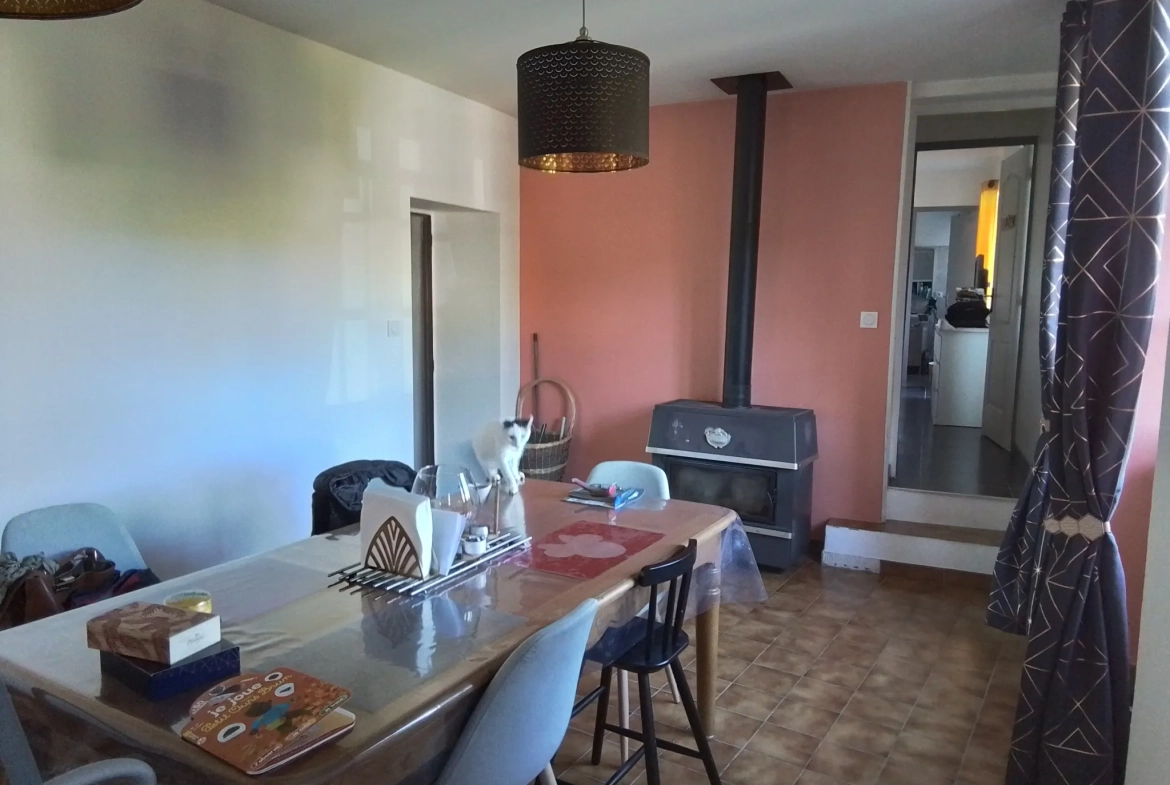 Maison typique ardéchoise avec vue panoramique à Rosières (07), rénovée et offrant un fort potentiel 