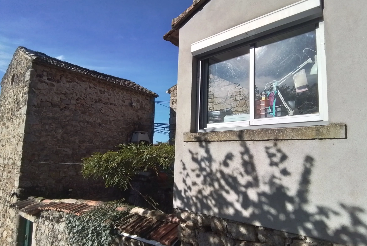 Maison typique ardéchoise avec vue panoramique à Rosières (07), rénovée et offrant un fort potentiel 