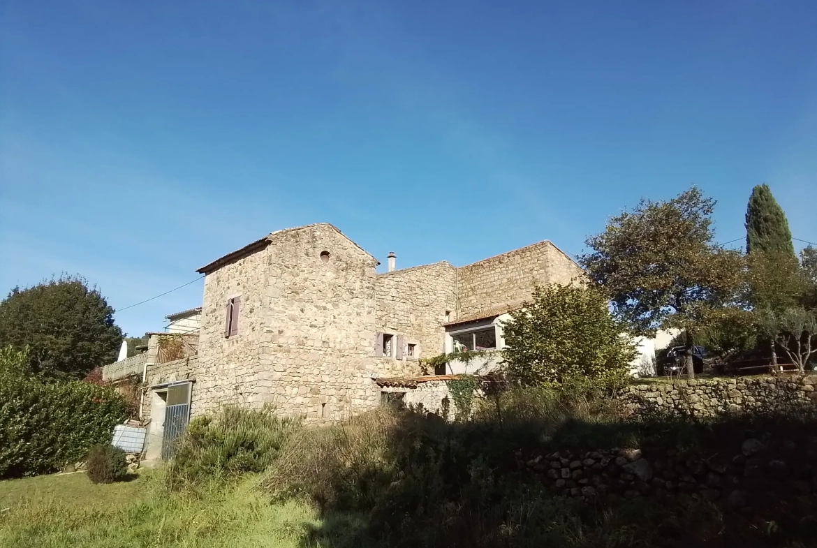 Maison typique ardéchoise avec vue panoramique à Rosières (07), rénovée et offrant un fort potentiel 
