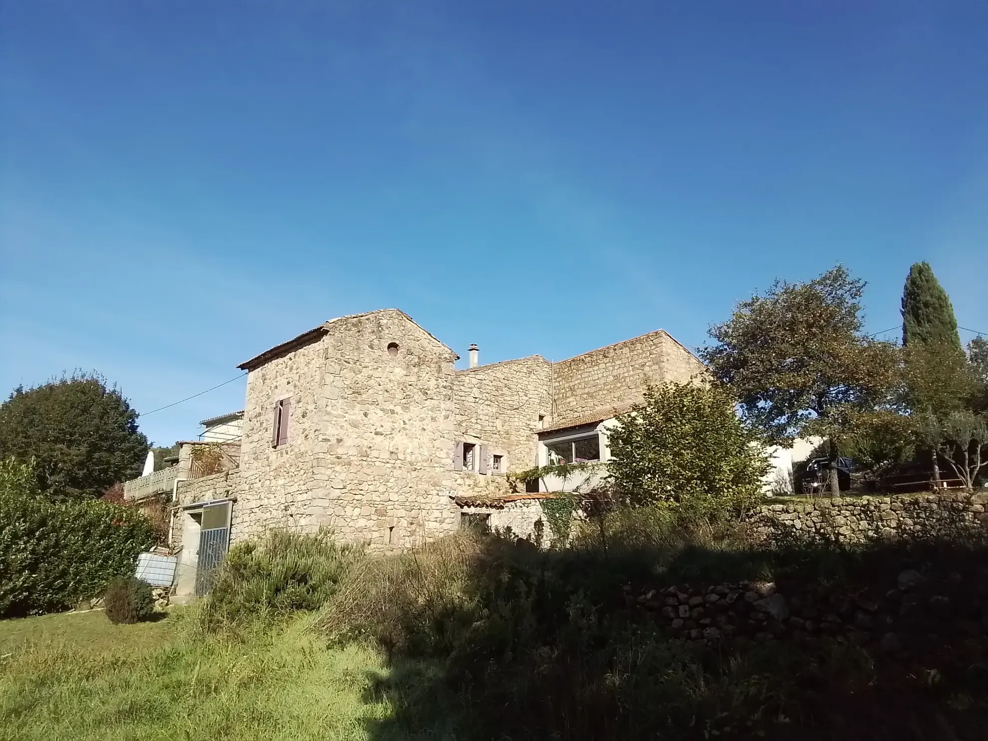 Maison typique ardéchoise avec vue panoramique à Rosières (07), rénovée et offrant un fort potentiel 