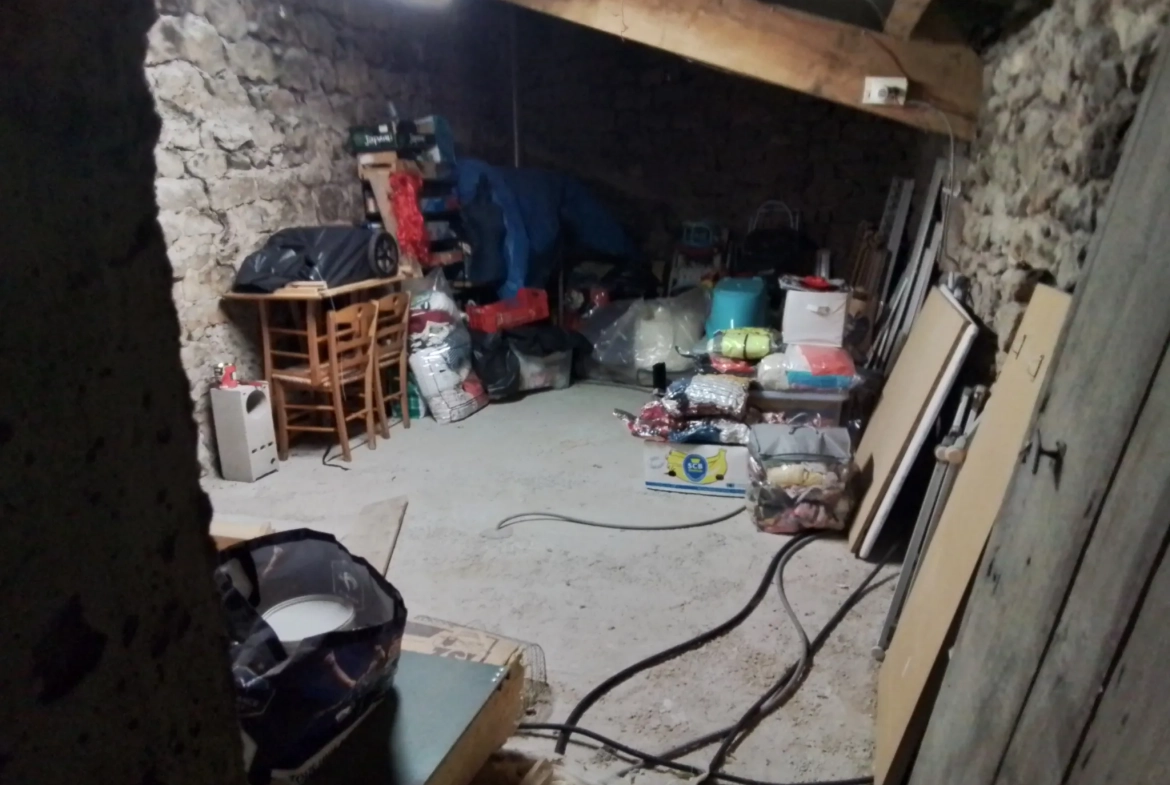 Maison typique ardéchoise avec vue panoramique à Rosières (07), rénovée et offrant un fort potentiel 