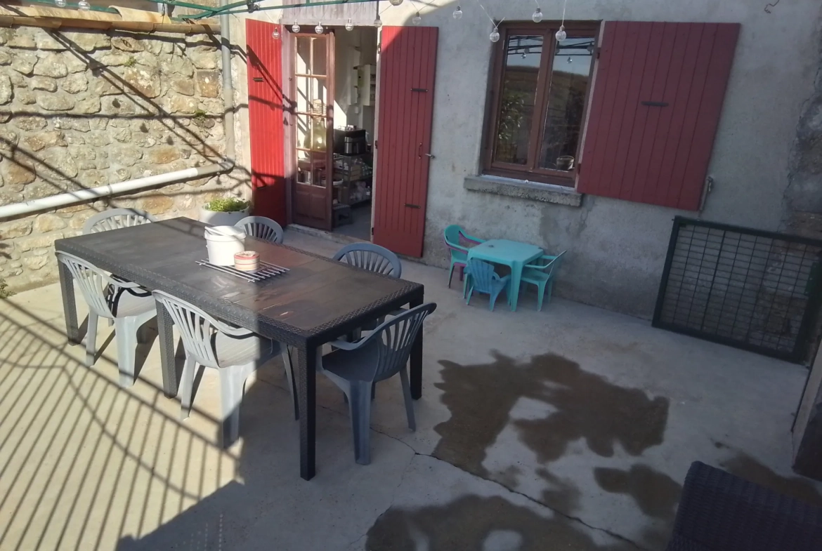 Maison typique ardéchoise avec vue panoramique à Rosières (07), rénovée et offrant un fort potentiel 