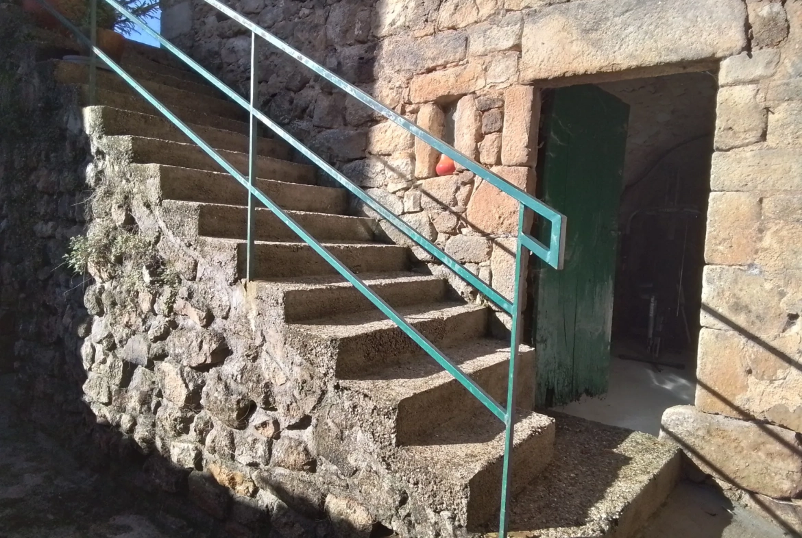 Maison typique ardéchoise avec vue panoramique à Rosières (07), rénovée et offrant un fort potentiel 