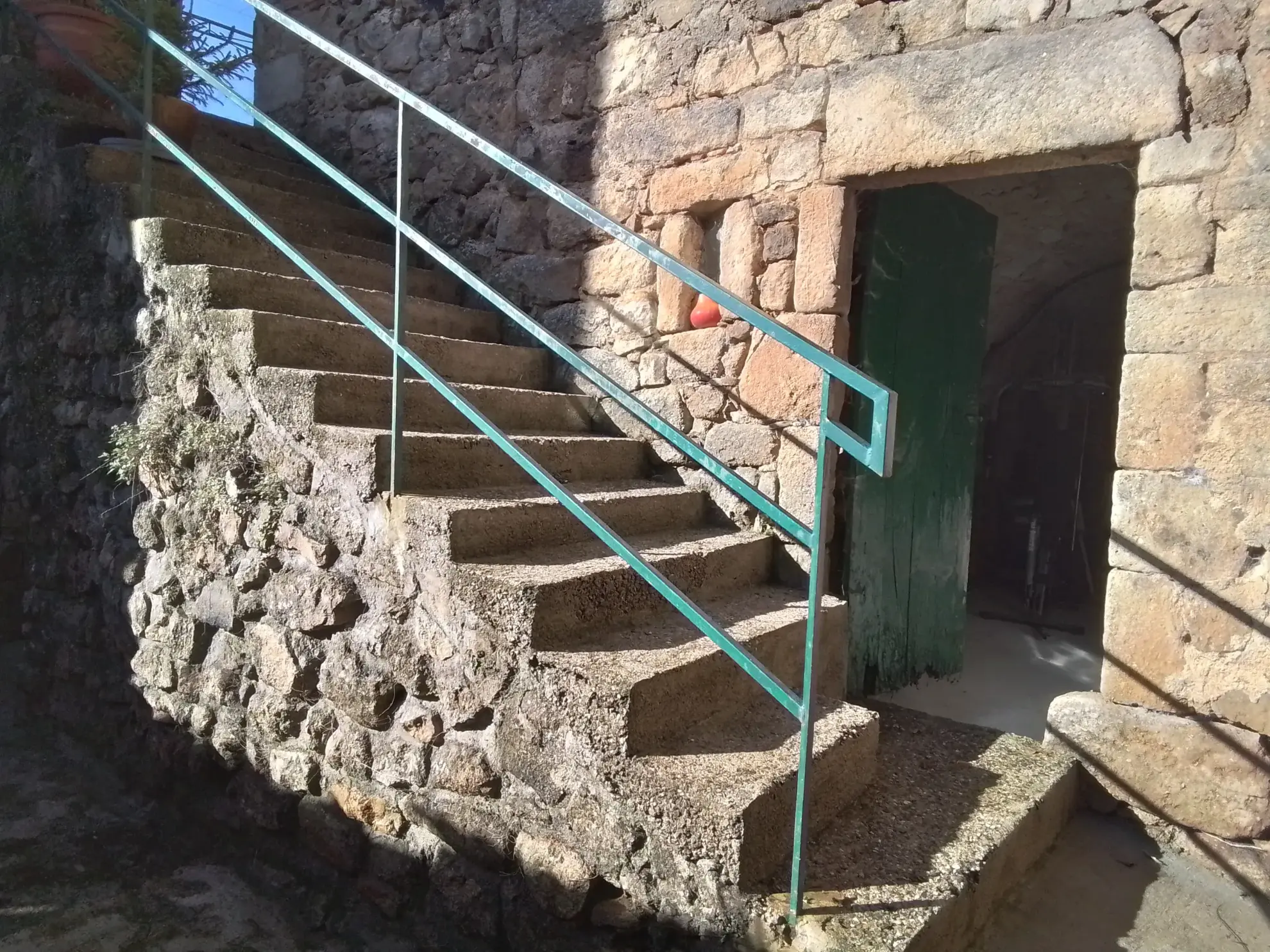 Maison typique ardéchoise avec vue panoramique à Rosières (07), rénovée et offrant un fort potentiel 