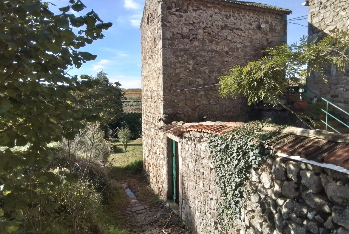 Maison typique ardéchoise avec vue panoramique à Rosières (07), rénovée et offrant un fort potentiel 