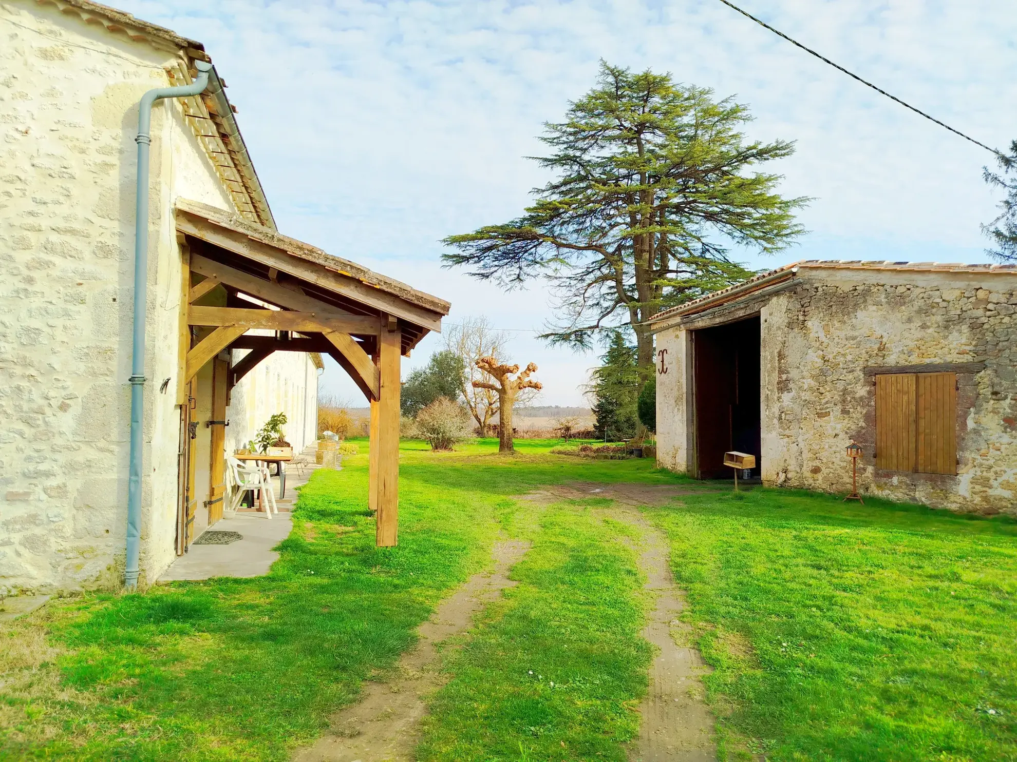 Longère en pierres avec jardin à Soussac, proche Sauveterre et Pellegrue – pot.div.2 logements 