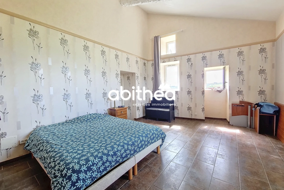 Maison de 180 m² avec grand terrain constructible à Saint-Ciers du Taillon 