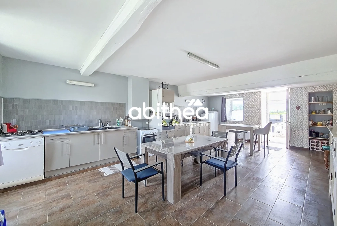 Maison de 180 m² avec grand terrain constructible à Saint-Ciers du Taillon 
