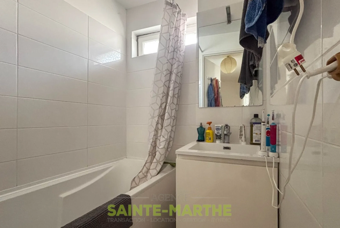 Triplex de 97 m² à Niort avec parking, idéal investisseur ou résidence principale 