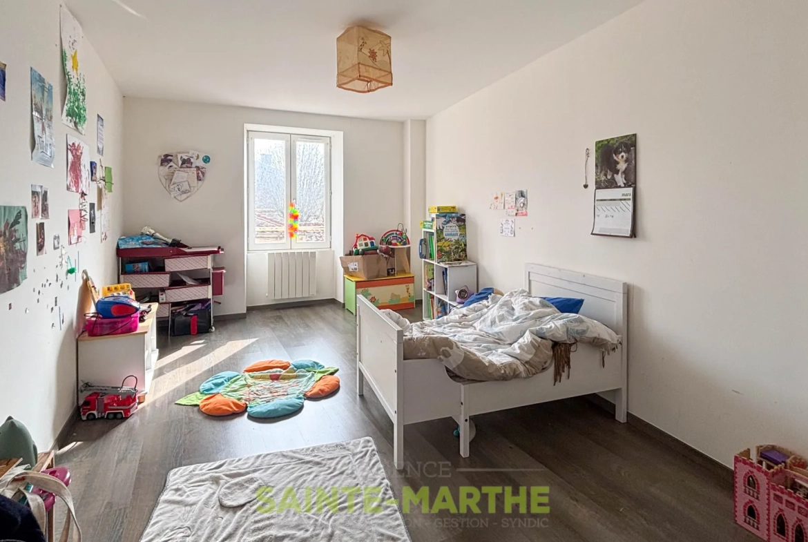 Triplex de 97 m² à Niort avec parking, idéal investisseur ou résidence principale 
