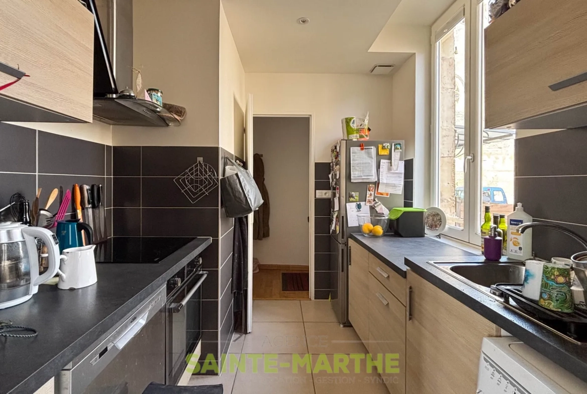 Triplex de 97 m² à Niort avec parking, idéal investisseur ou résidence principale 