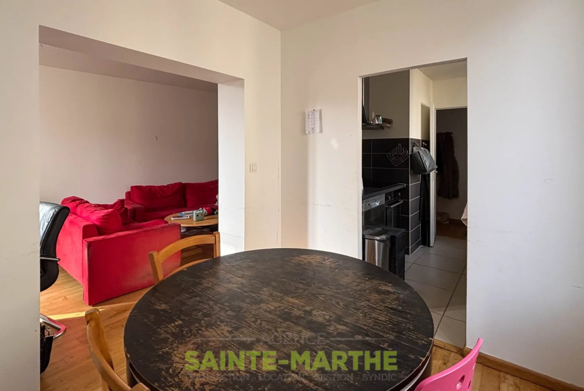 Triplex de 97 m² à Niort avec parking, idéal investisseur ou résidence principale 