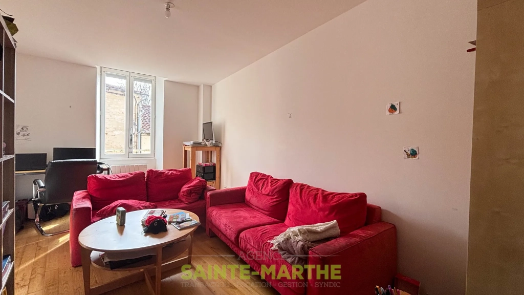 Triplex de 97 m² à Niort avec parking, idéal investisseur ou résidence principale