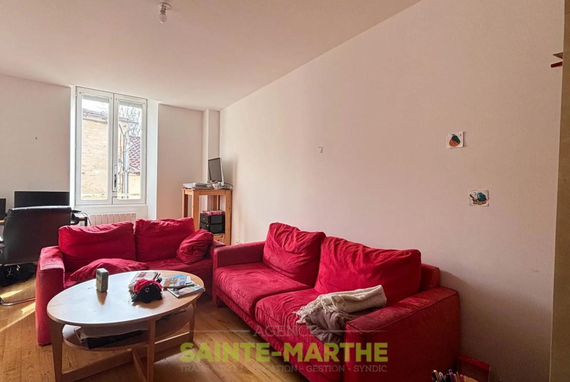 Triplex de 97 m² à Niort avec parking, idéal investisseur ou résidence principale 