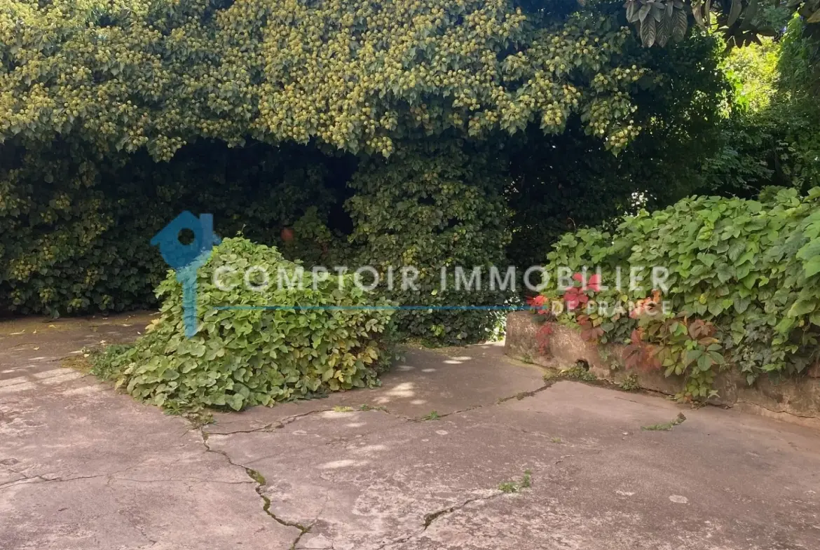 Maison de ville à rénover de 110 m² à Marseille 14 avec jardin et parking privé 
