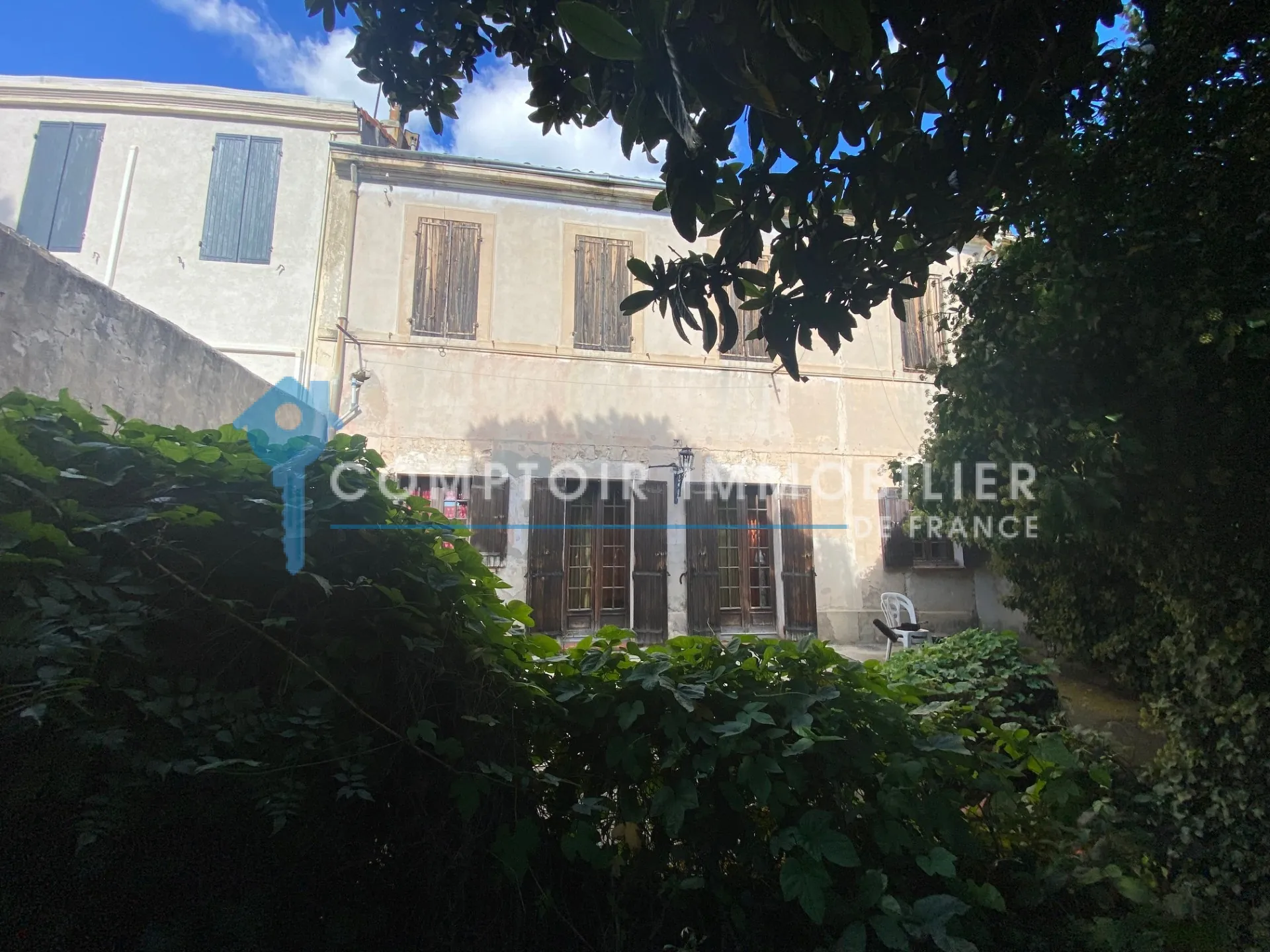 Maison de ville à rénover de 110 m² à Marseille 14 avec jardin et parking privé 