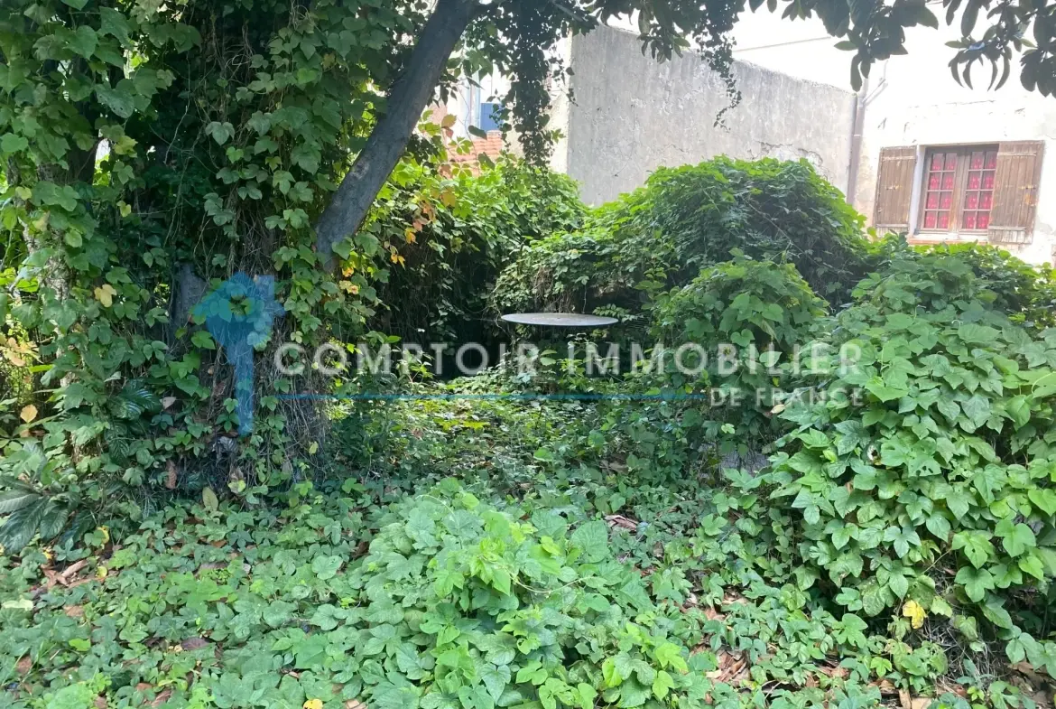 Maison de ville à rénover de 110 m² à Marseille 14 avec jardin et parking privé 