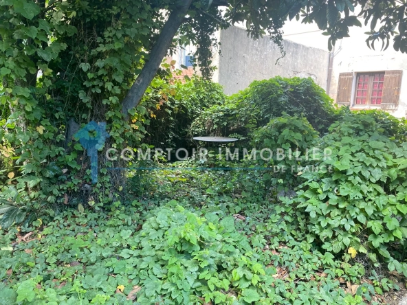 Maison de ville à rénover de 110 m² à Marseille 14 avec jardin et parking privé