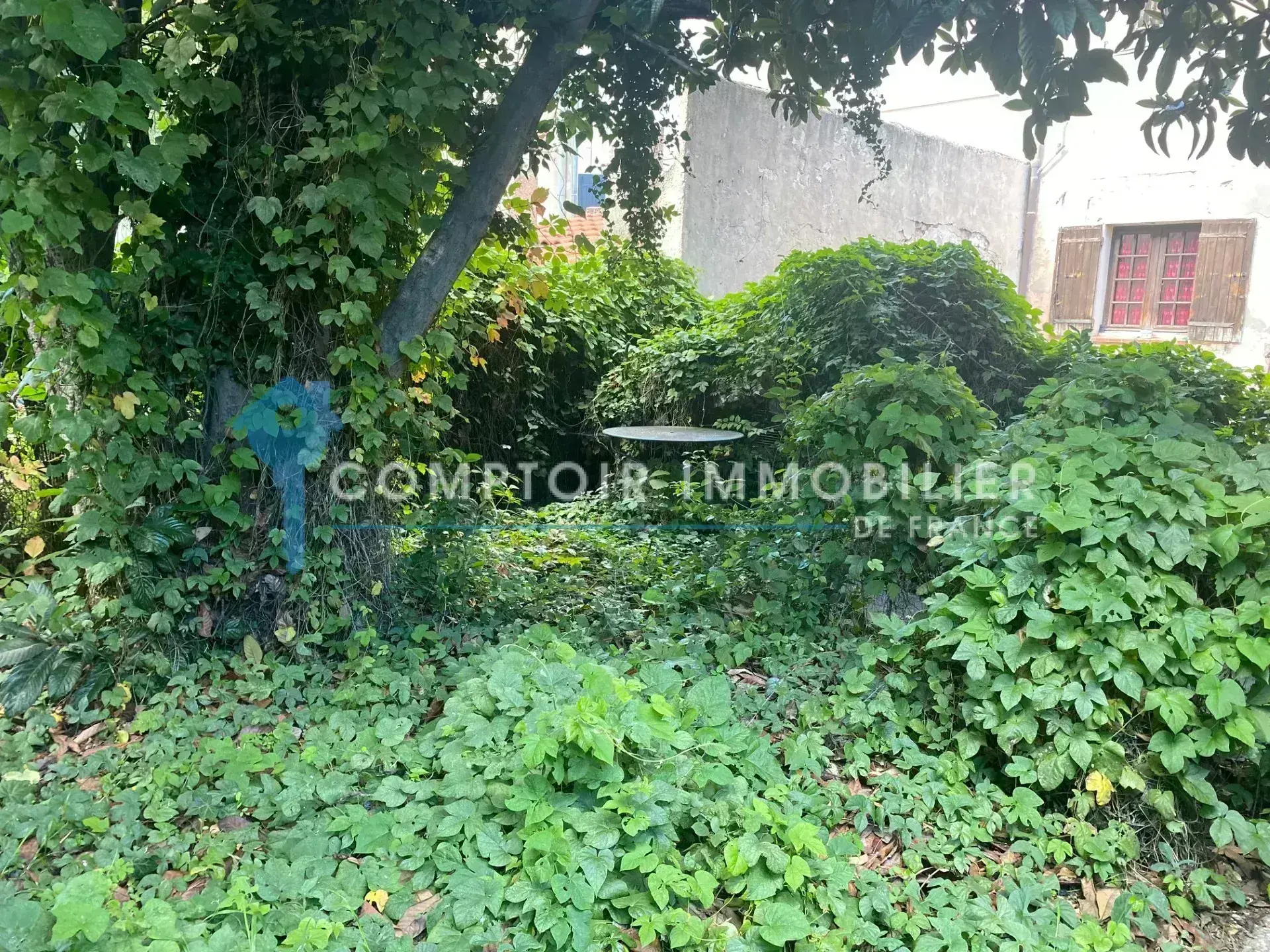 Maison de ville à rénover de 110 m² à Marseille 14 avec jardin et parking privé 