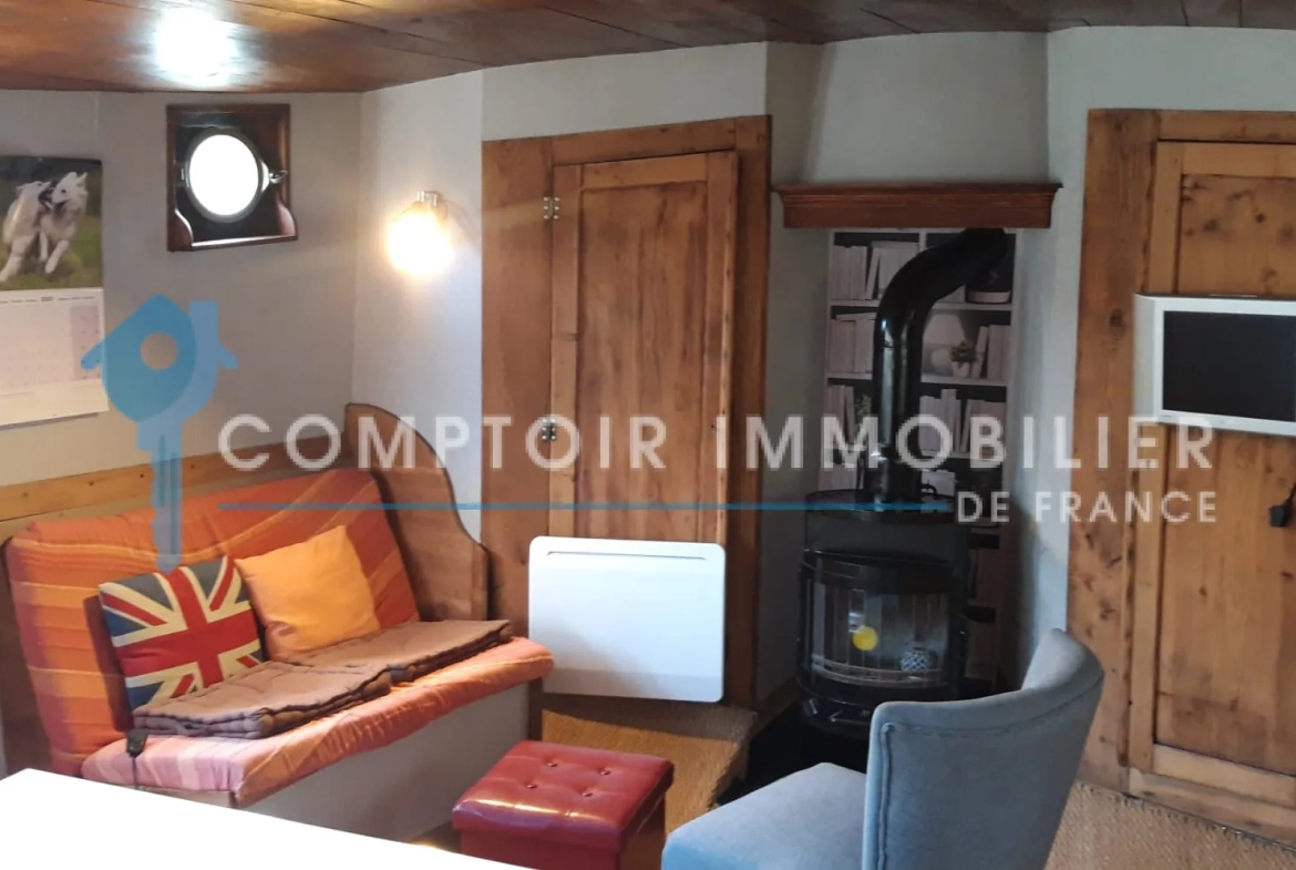 À vendre péniche meublée à Arles – logement unique sur l'eau 