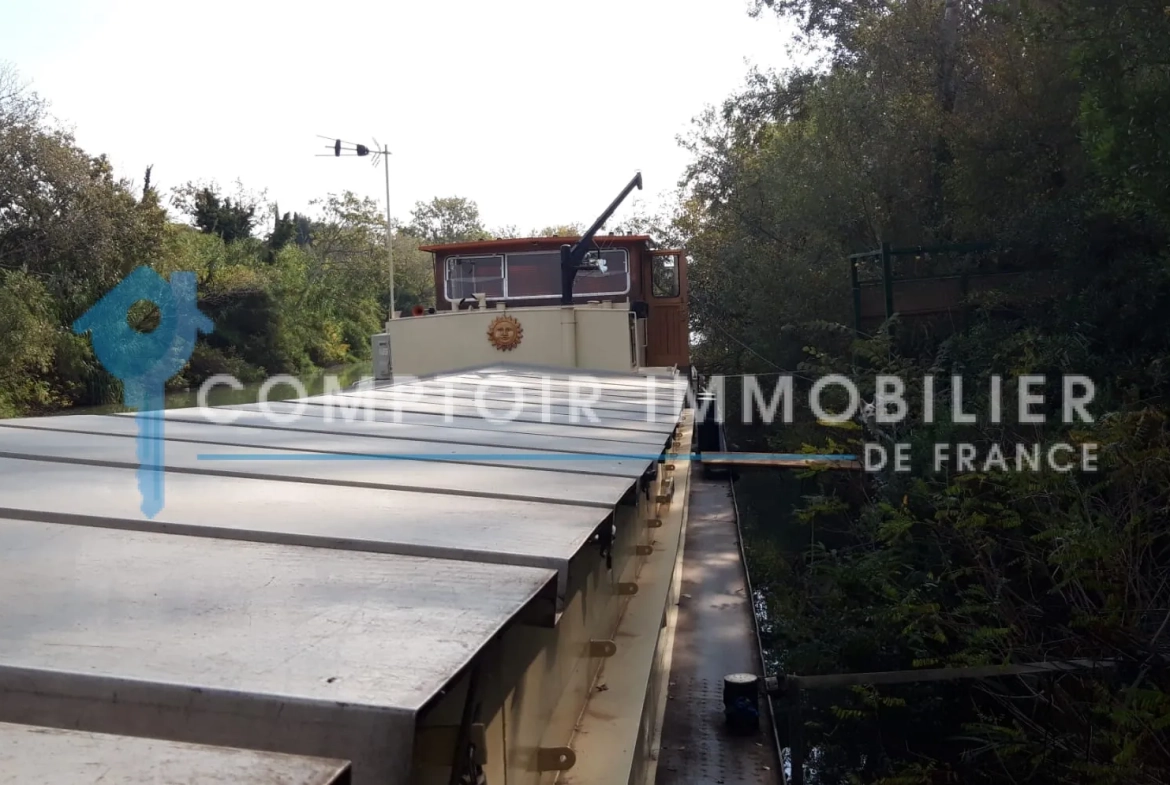 À vendre péniche meublée à Arles – logement unique sur l'eau 
