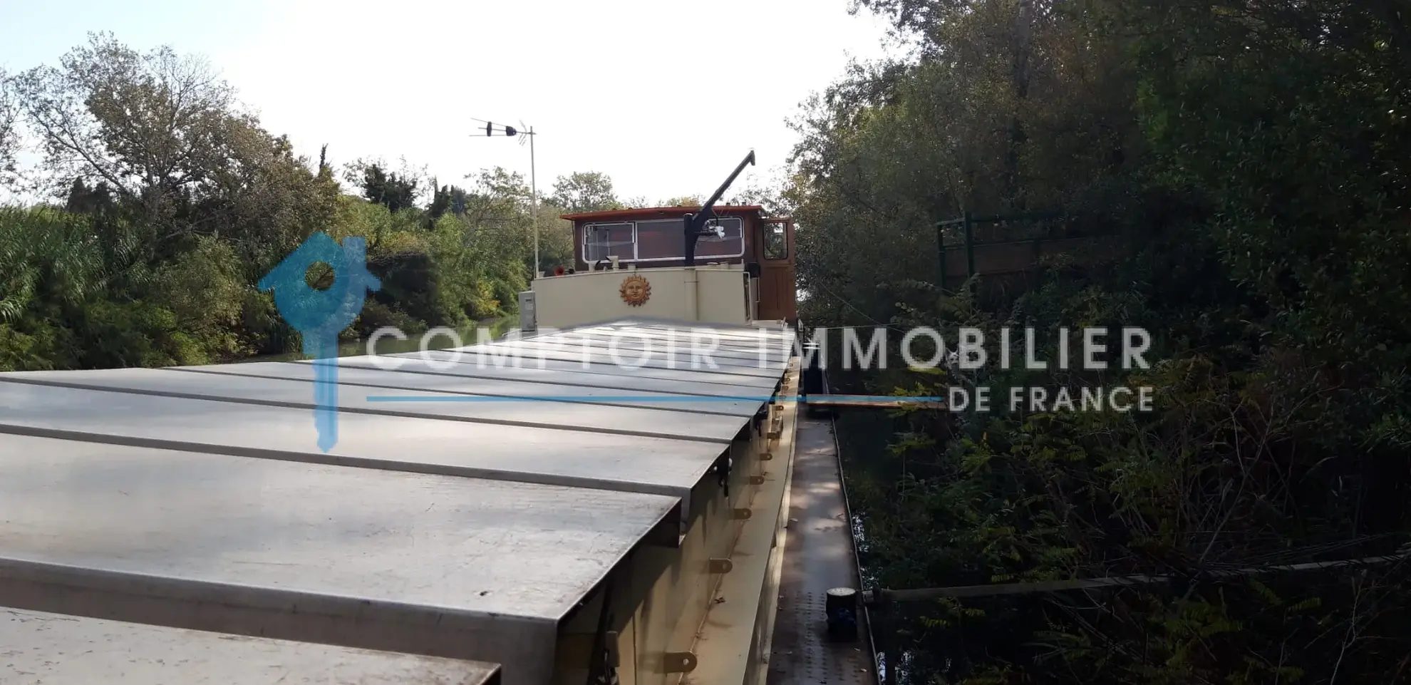 À vendre péniche meublée à Arles – logement unique sur l'eau 