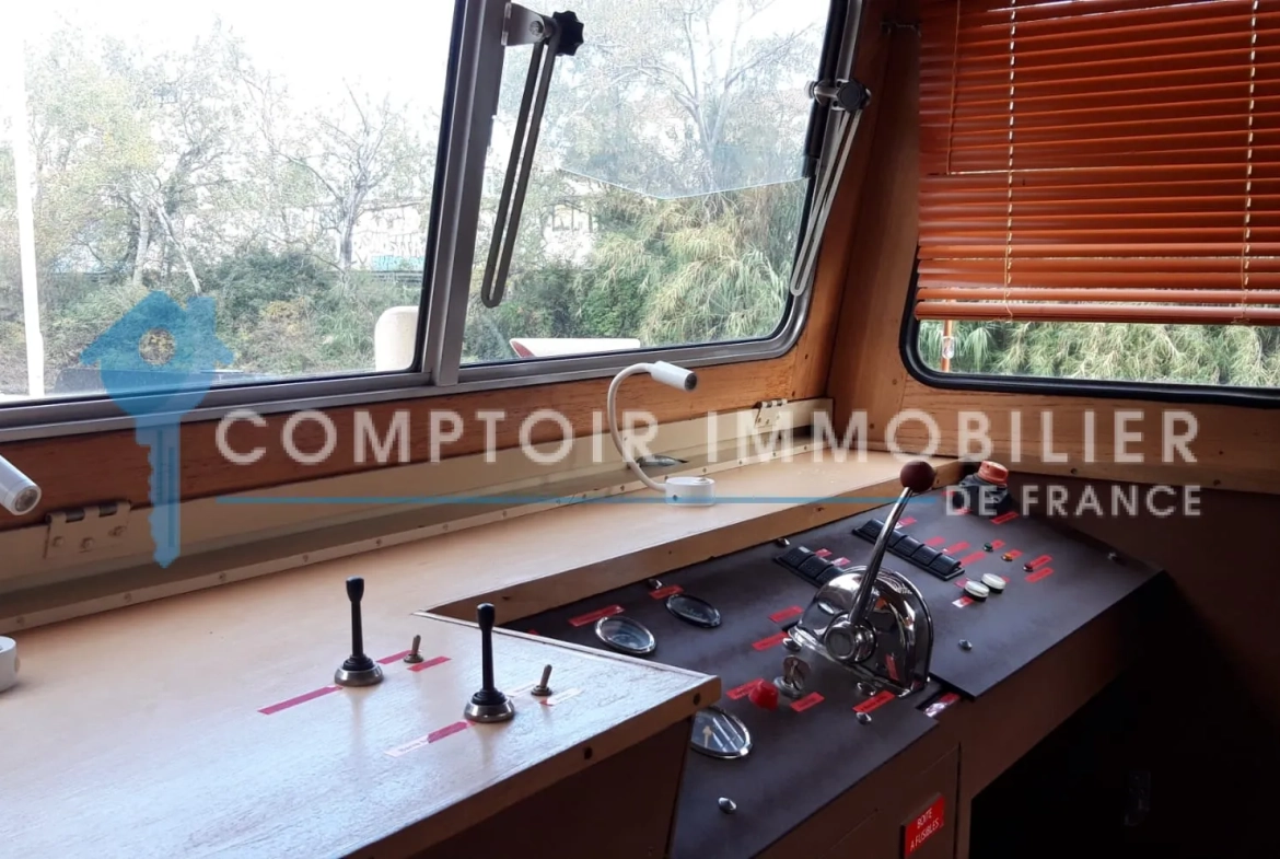 À vendre péniche meublée à Arles – logement unique sur l'eau 