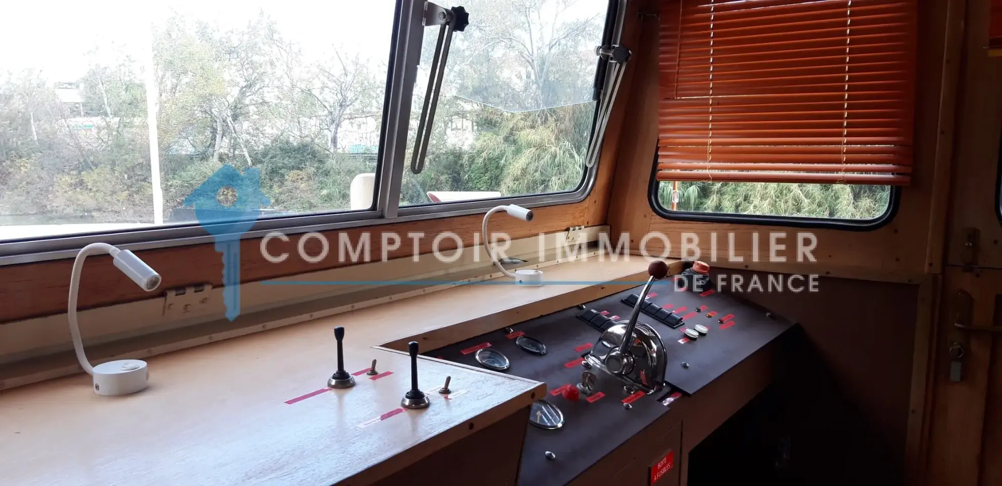 À vendre péniche meublée à Arles – logement unique sur l'eau 