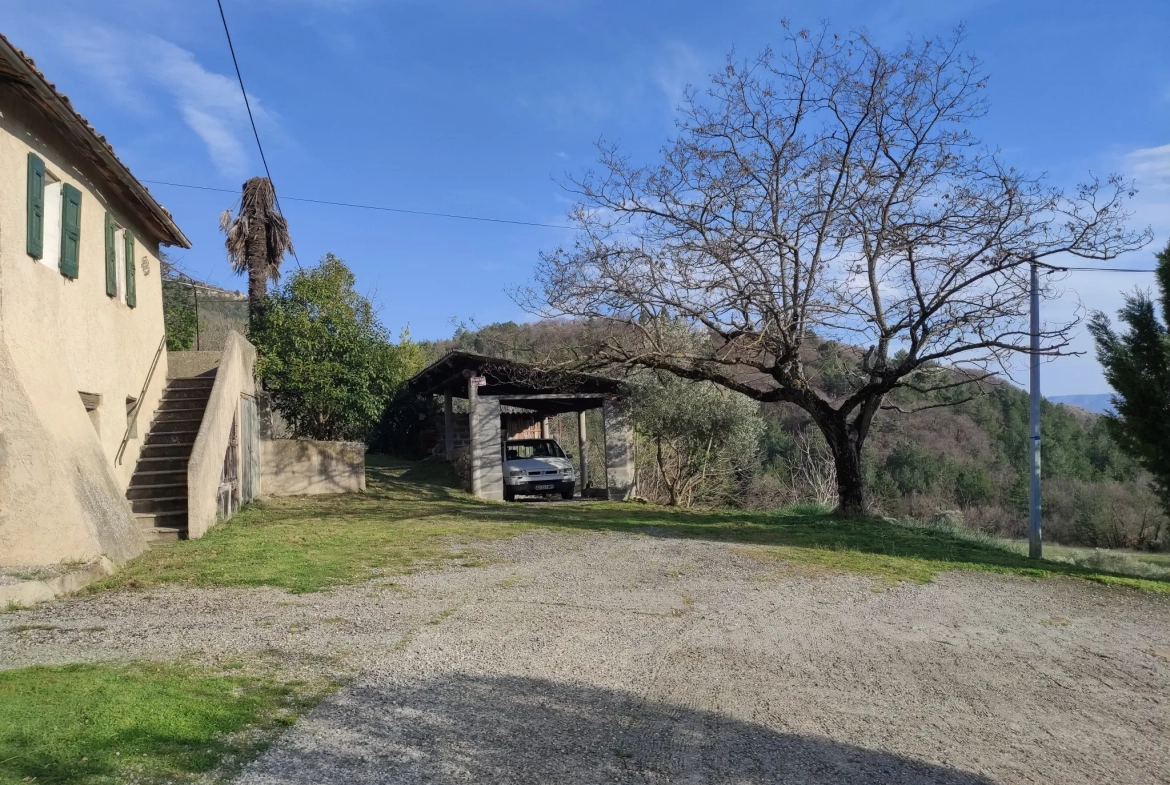 Ferme provençale authentique à Volonne de 103 m² avec dépendances et terrain de 5300 m² 