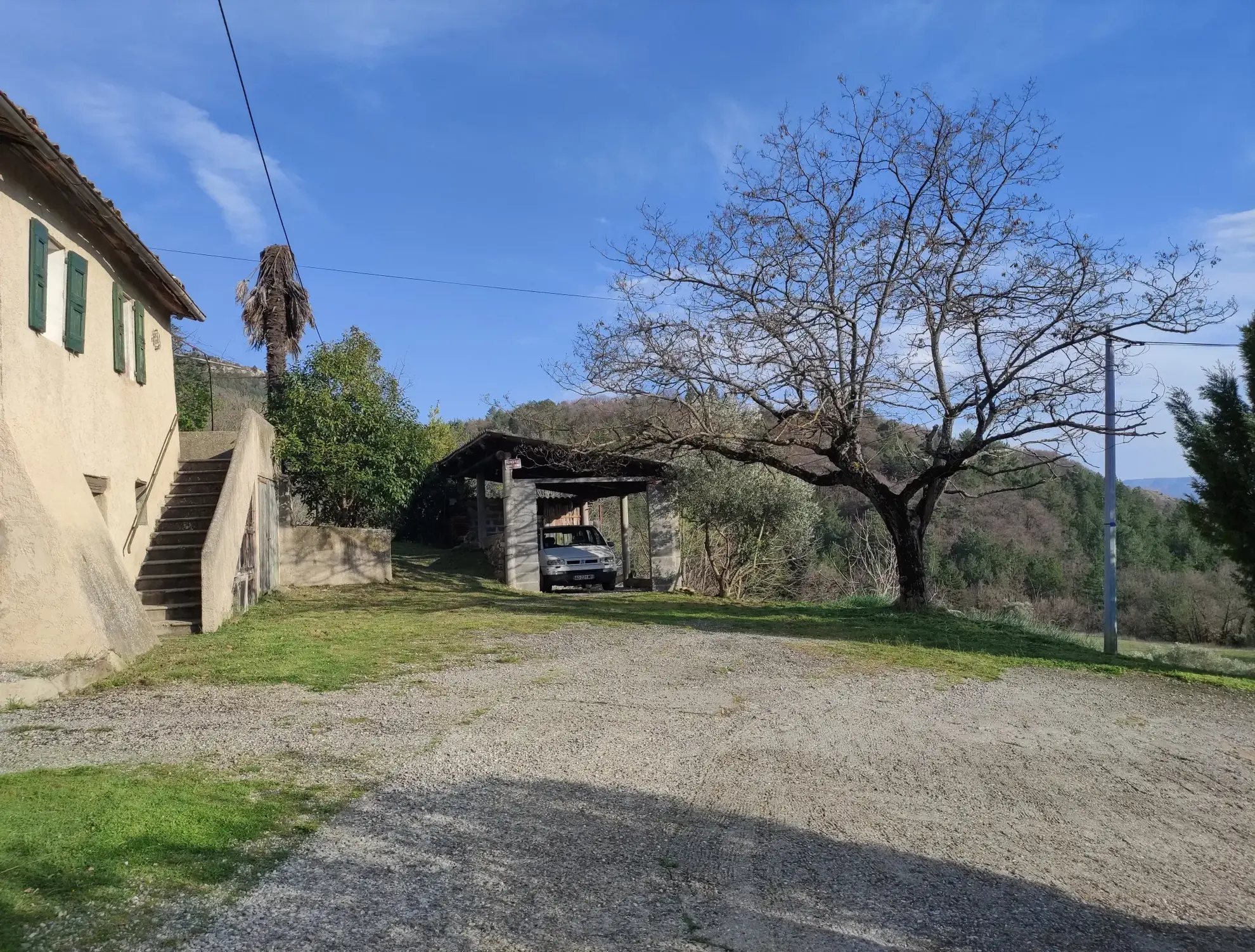 Ferme provençale authentique à Volonne de 103 m² avec dépendances et terrain de 5300 m² 