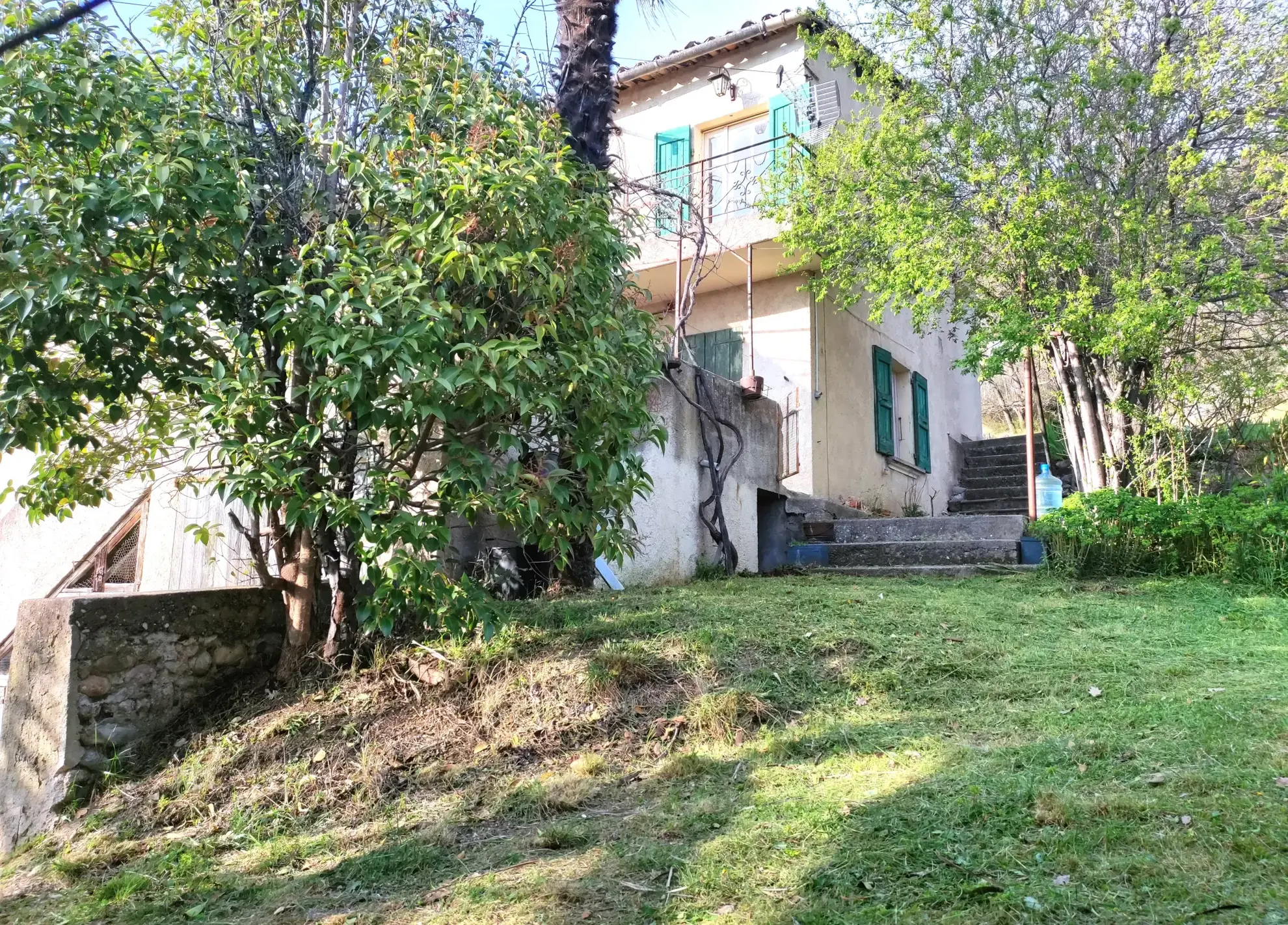 Ferme provençale authentique à Volonne de 103 m² avec dépendances et terrain de 5300 m² 