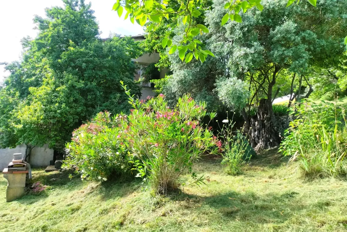 Ferme provençale authentique à Volonne de 103 m² avec dépendances et terrain de 5300 m² 