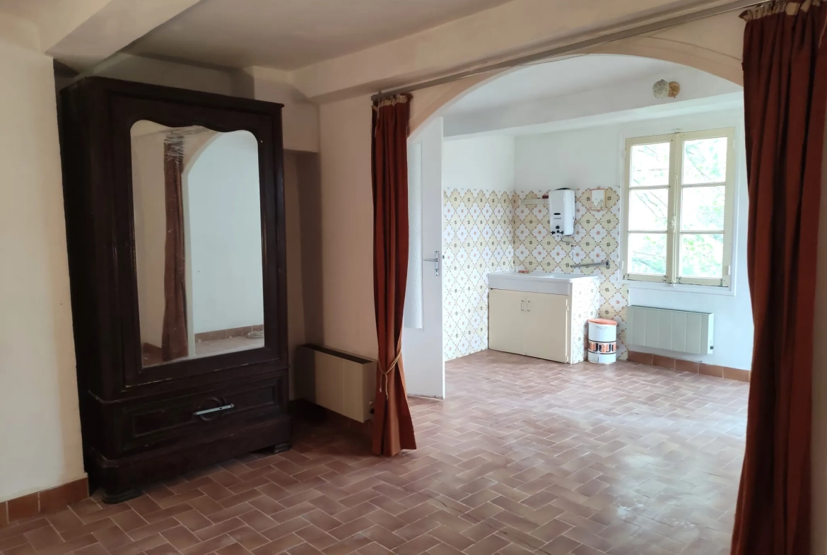 Ferme provençale authentique à Volonne de 103 m² avec dépendances et terrain de 5300 m² 