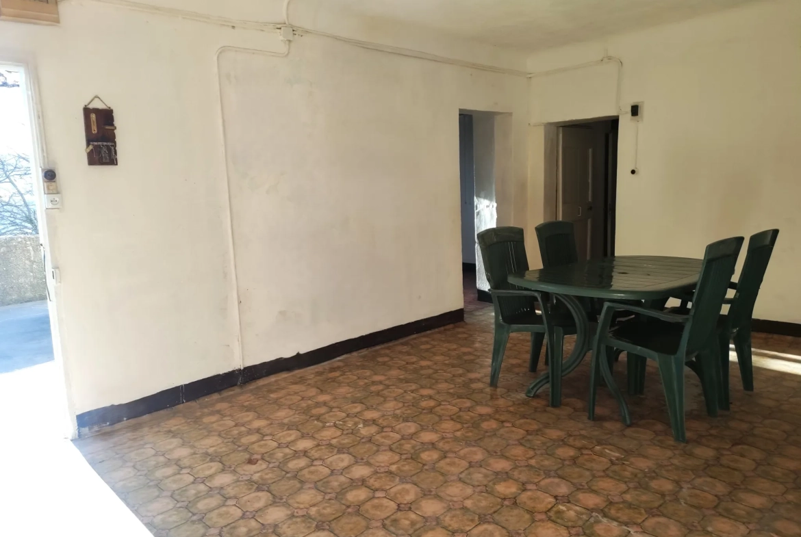 Ferme provençale authentique à Volonne de 103 m² avec dépendances et terrain de 5300 m² 