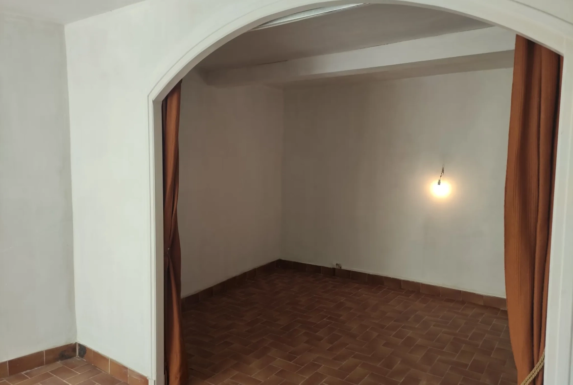 Ferme provençale authentique à Volonne de 103 m² avec dépendances et terrain de 5300 m² 
