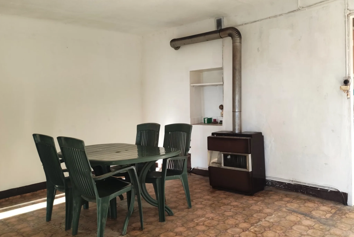 Ferme provençale authentique à Volonne de 103 m² avec dépendances et terrain de 5300 m² 