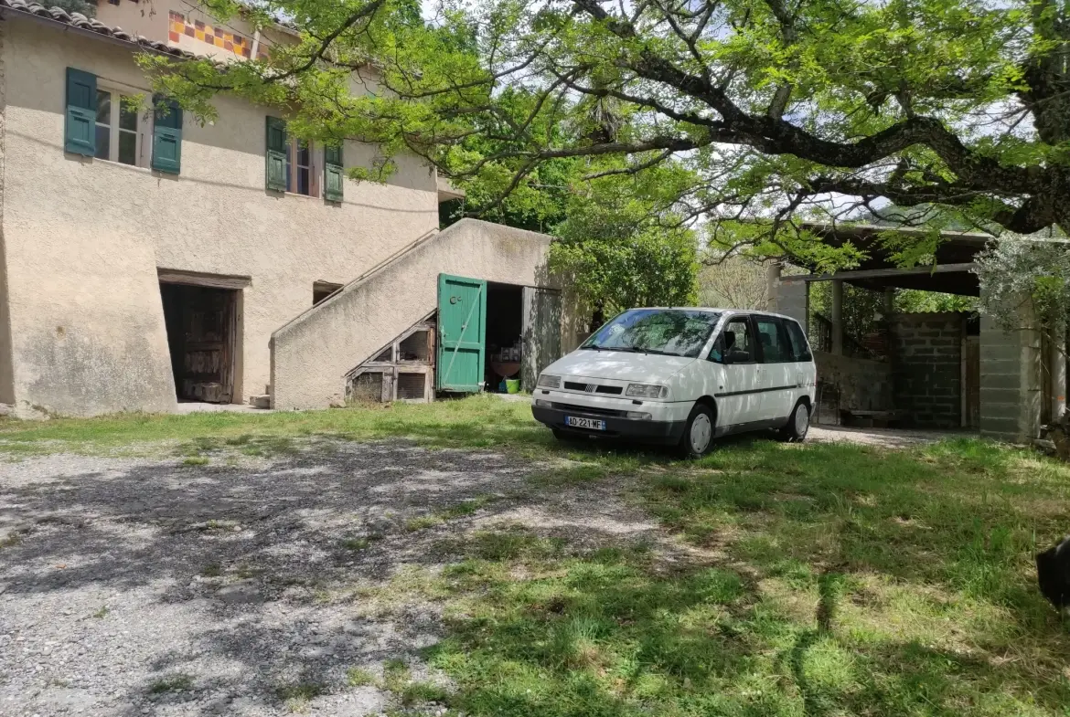 Ferme provençale authentique à Volonne de 103 m² avec dépendances et terrain de 5300 m² 