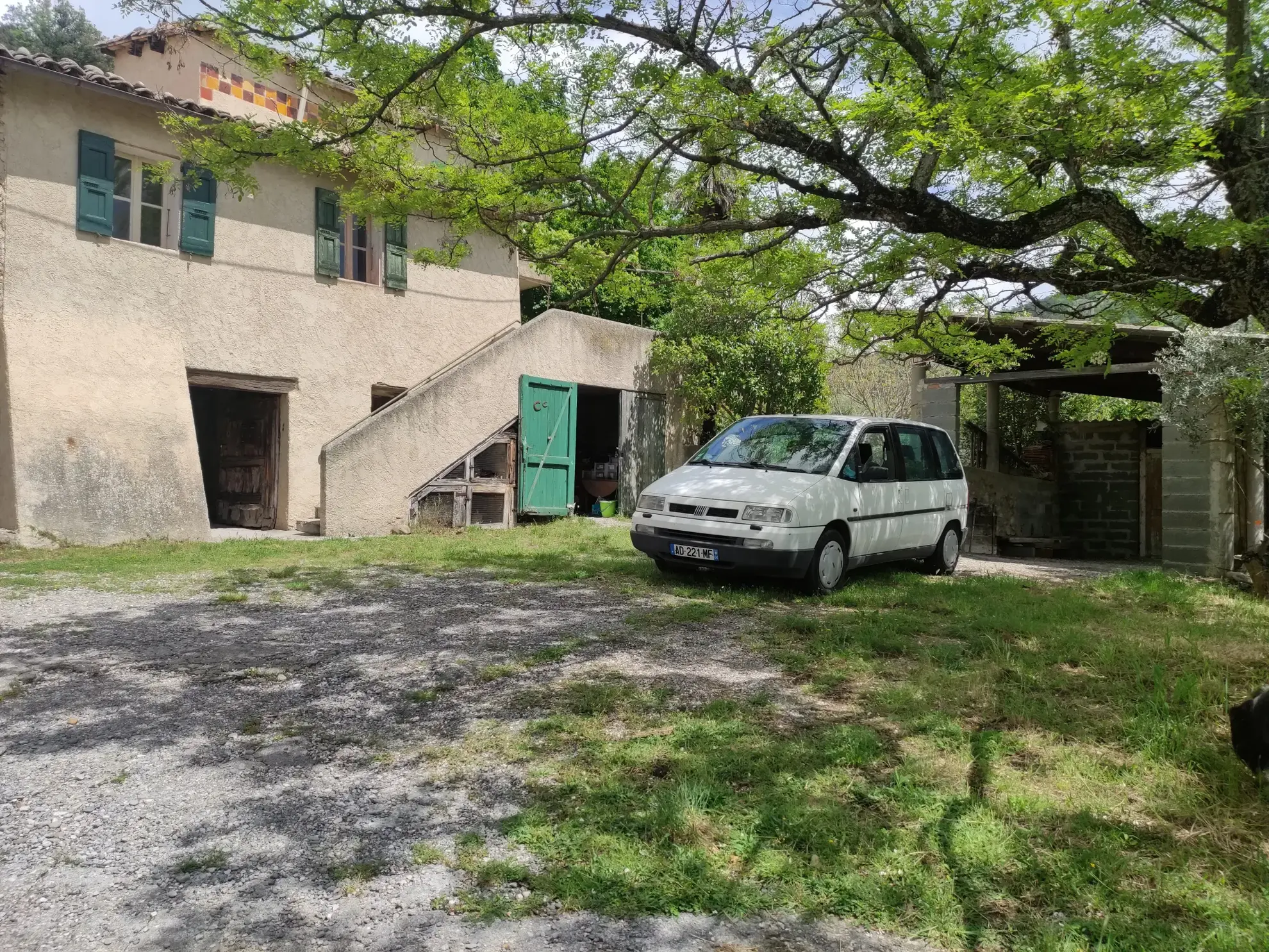 Ferme provençale authentique à Volonne de 103 m² avec dépendances et terrain de 5300 m² 